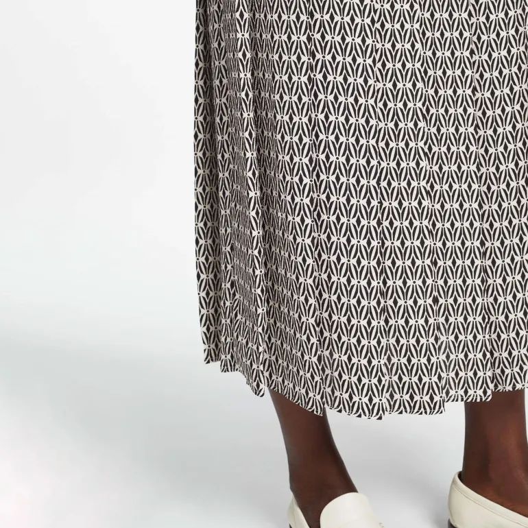 CEFINN Pleated Maxi Skirt in Ecru/Black