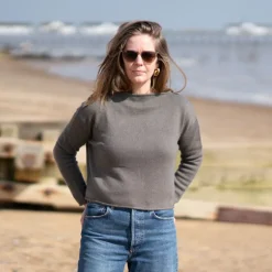 COLLEN & CLARE Pea 100% Cashmere Crop Knit in Smoke