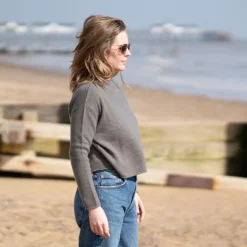 COLLEN & CLARE Pea 100% Cashmere Crop Knit in Smoke