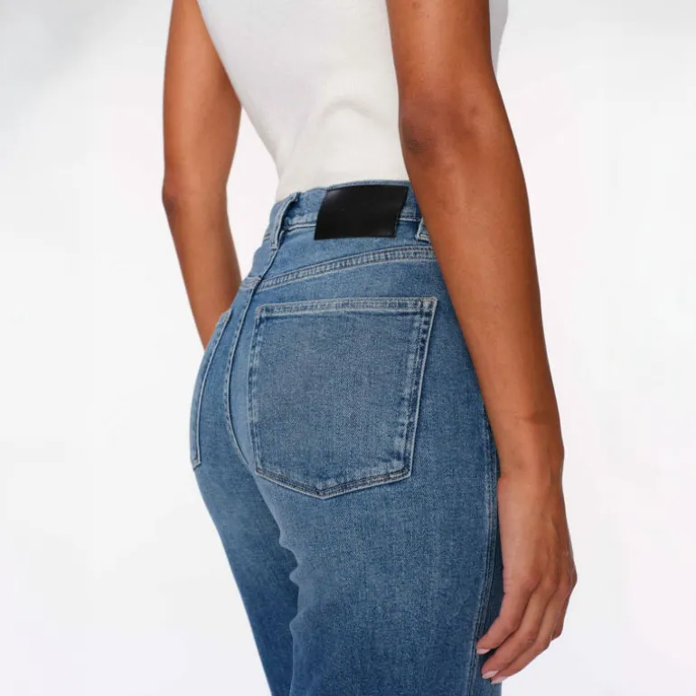 DL1961 Thea Boyfriend Relaxed Tapered Jeans in Wythe Cuffed