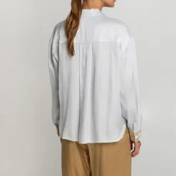 GREEK ARCHAIC KORI Crete Viscose Back Shirt in Light Grey/Gold