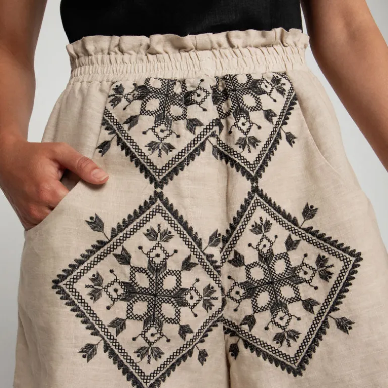 GREEK ARCHAIC KORI Lefkada Shorts in Beige/Black